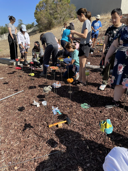 10_students-installing-the-flowers