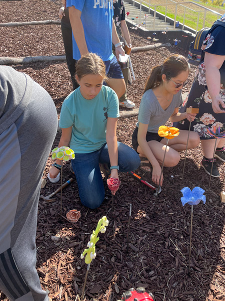 21_students-assembling-their-flowers