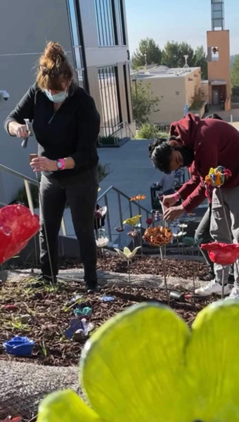 7_students-placing-the-flowers