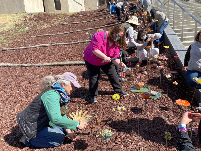 8_students-installing-the-flowers