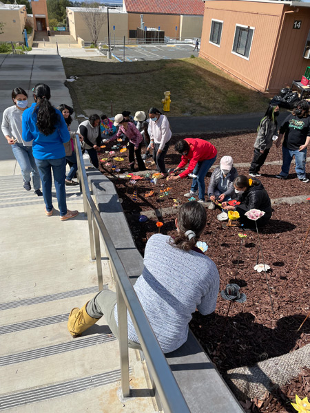 9_students-installing-the-flowers