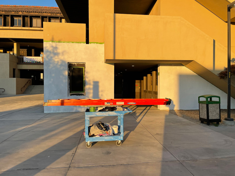 2.5_cart-holding-ladder-in-front-of-wall