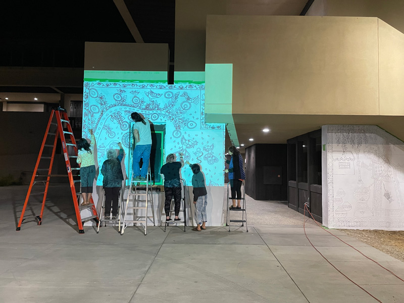 5_students-outlining-mural-with-projection_s-help