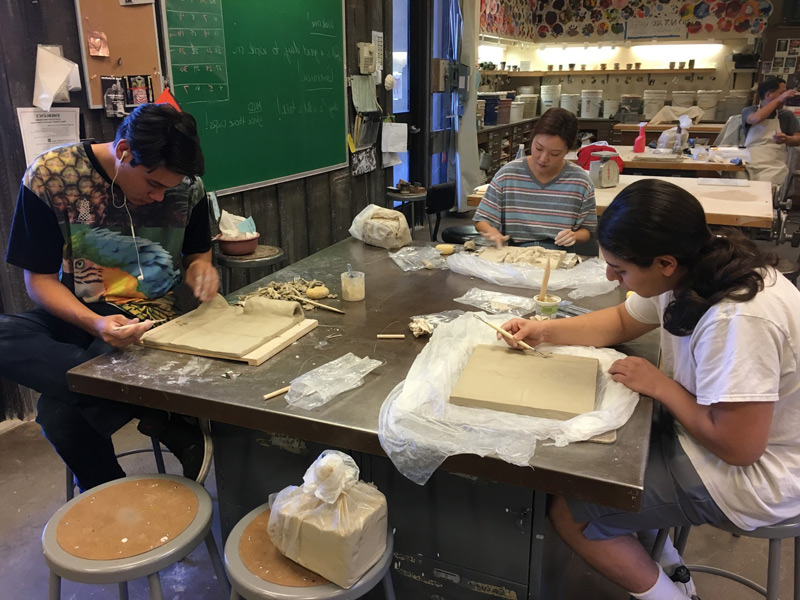 2_students-starting-to-mold-the-clay