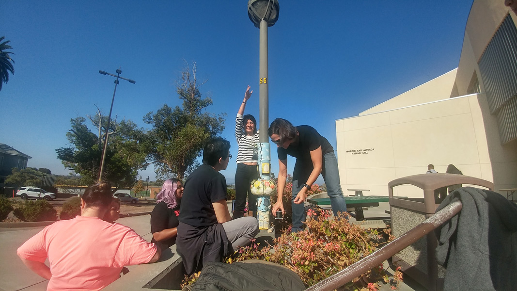 5_students-installing-the-totem-pole