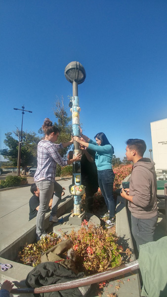 6_students-installing-the-totem-poles