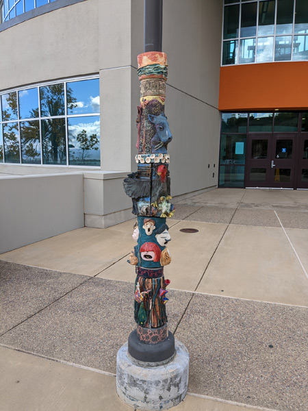 1_2_Totem-pole-at-entrance