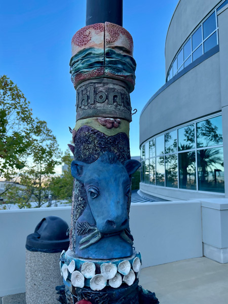 1_3_totem-pole-with-blue-cow