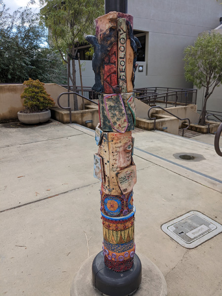 1_6_a-totem-pole-by-cafeteria