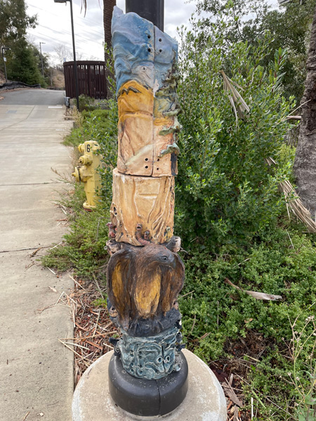 1_7_totem-pole-with-predatory-bird